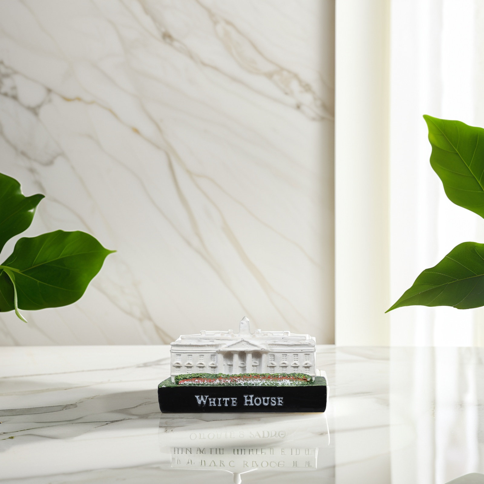 Elegant White House Resin Stat - Home Office Architecture recension och pris